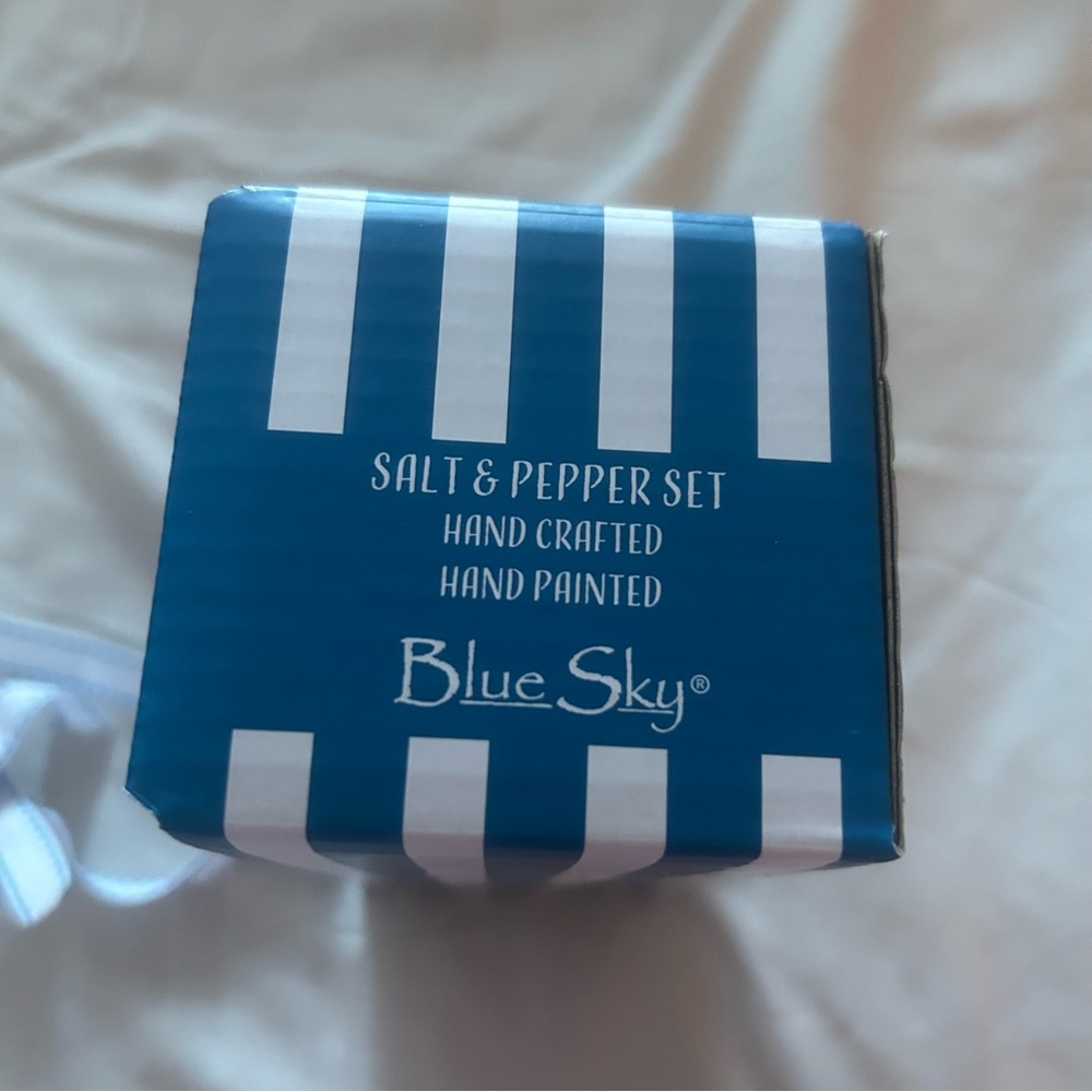 Blue Sky Fish Salt and Pepper Figurine - Picture 4 of 5